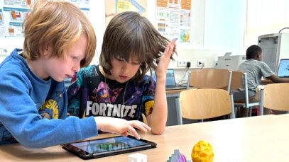 children-tablet-learning-3d-models-classroom.webp