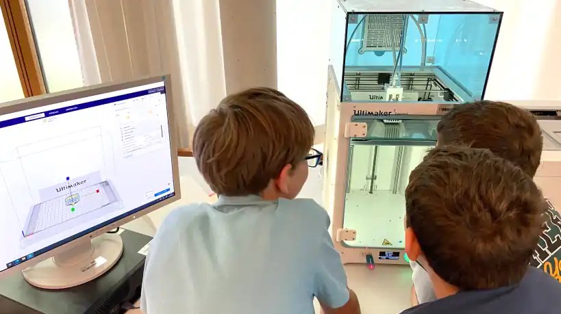 children-watching-3d-printer-fablab-munich.webp