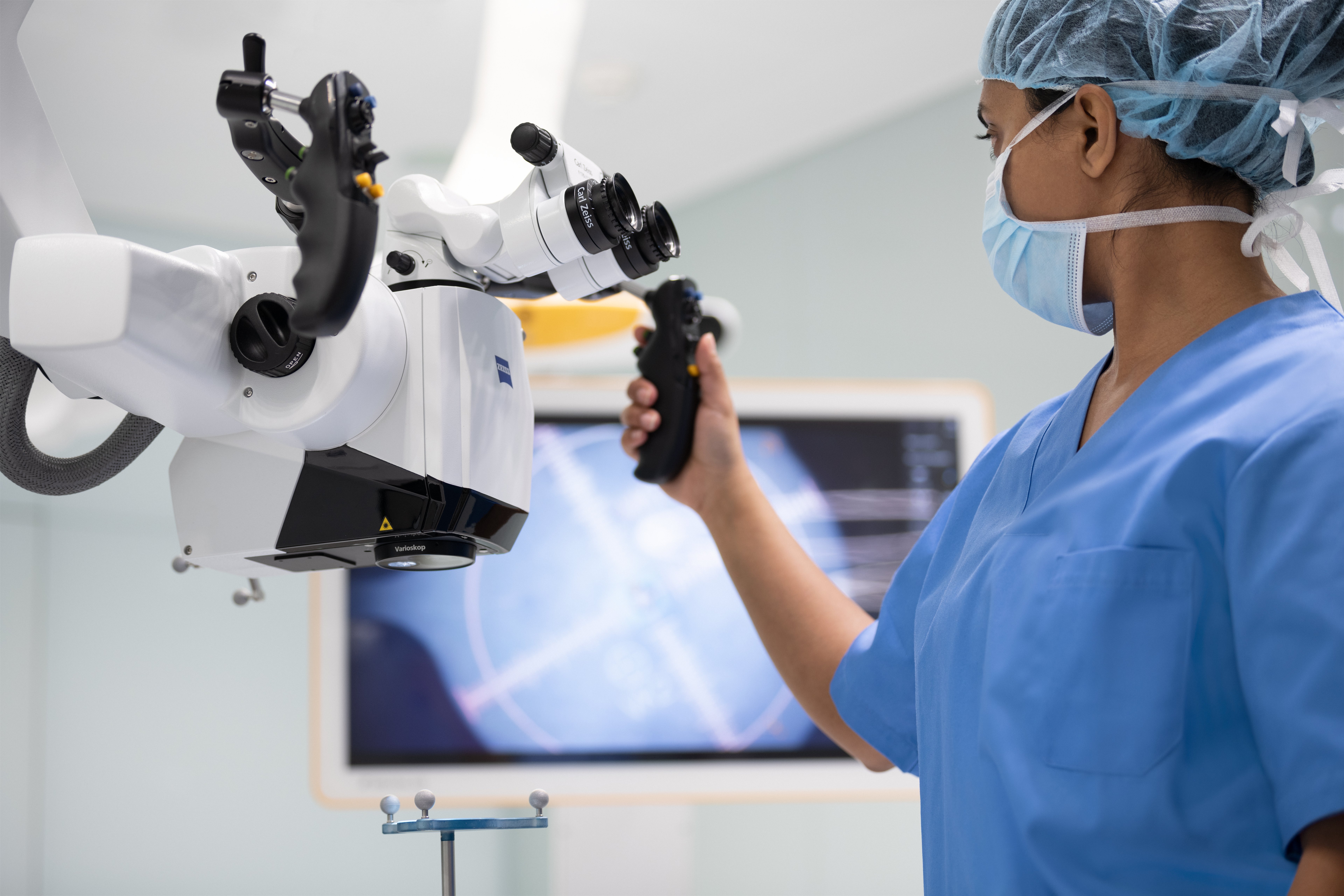 Clinician using Brainlab Microscope Navigation in the operating room