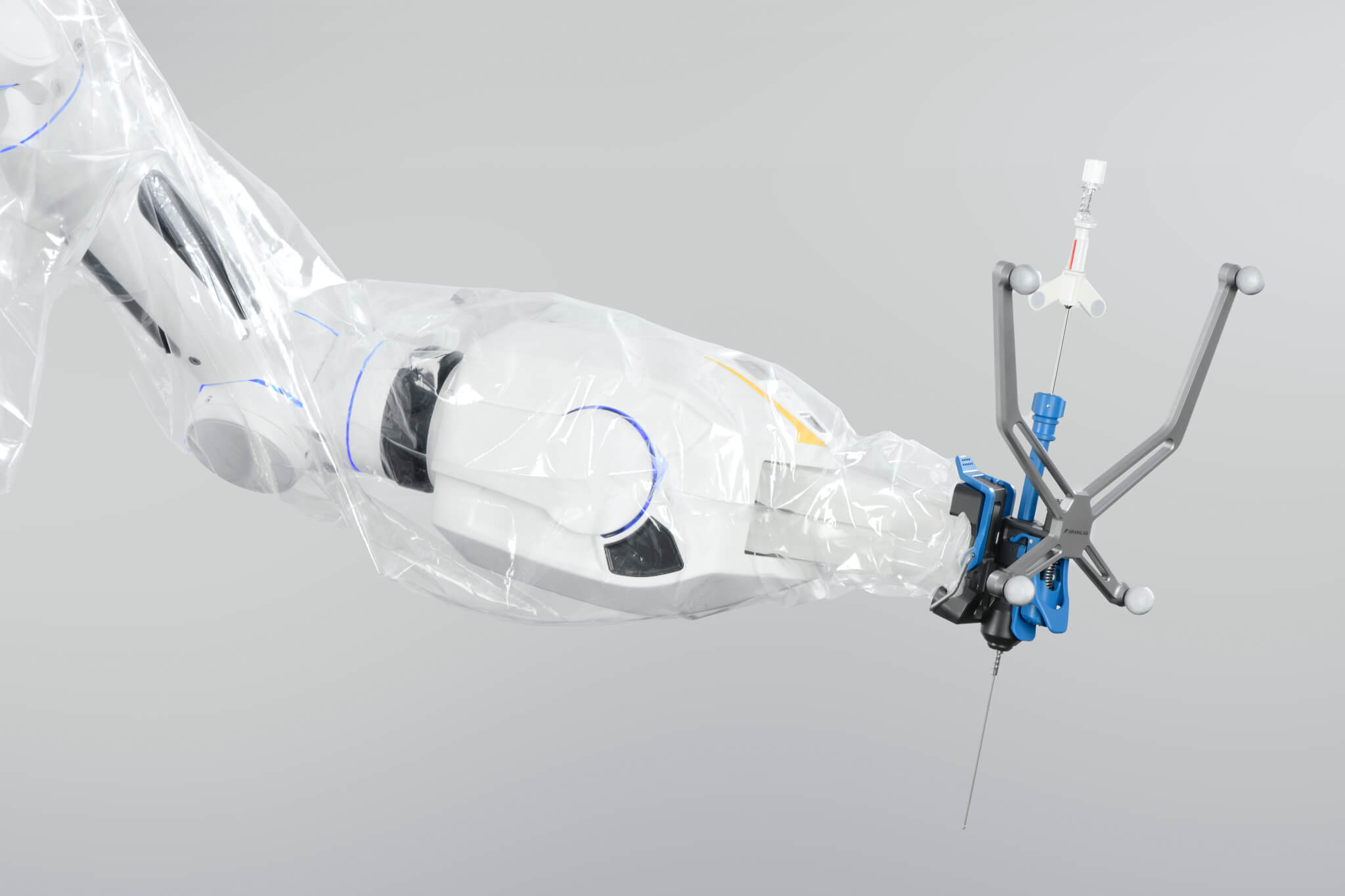 Um sistema de braço cirúrgico robótico Cirq coberto segura um módulo para cirurgia de crânio com uma agulha de biópsia inserida à frente de um plano de fundo cinza