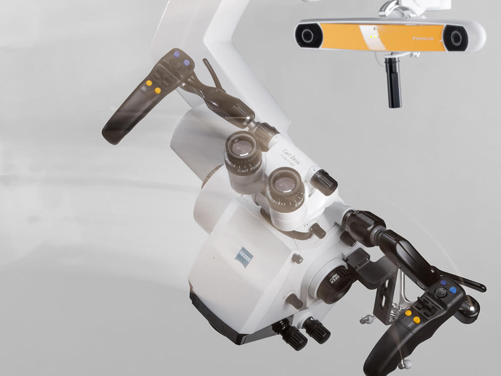Navigation controlled robotic positioning allows ergonomic and hands-free use of the microscope