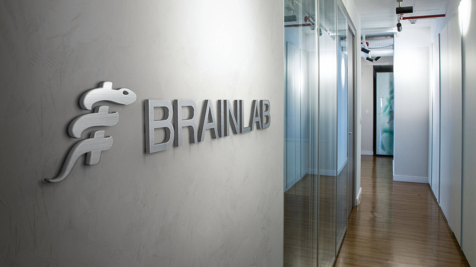 Brainlab Logo an der Rezeption