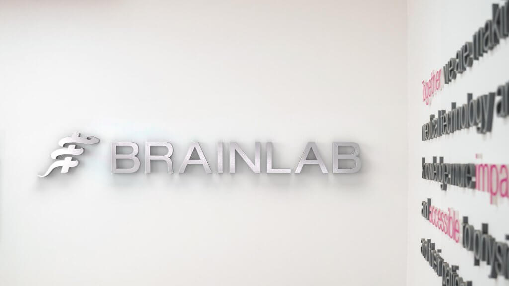 Logotipo Brainlab na Recepção